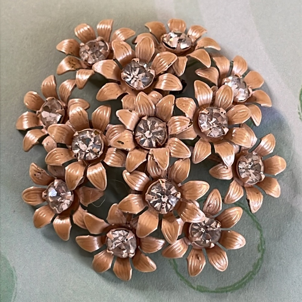 Lot of 4 vintage dainty brooches enamel, rhinestones, milk glass, embellishments - Picture 2 of 13